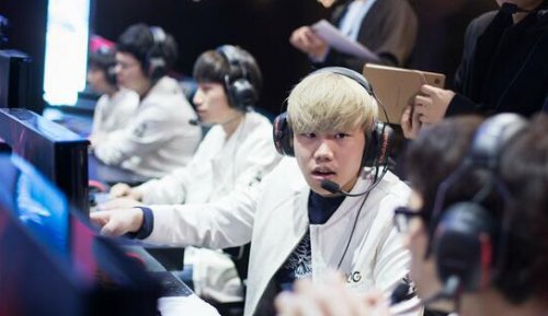 knight：只需要正常对待JDG就可以了，对老队友说一起加油