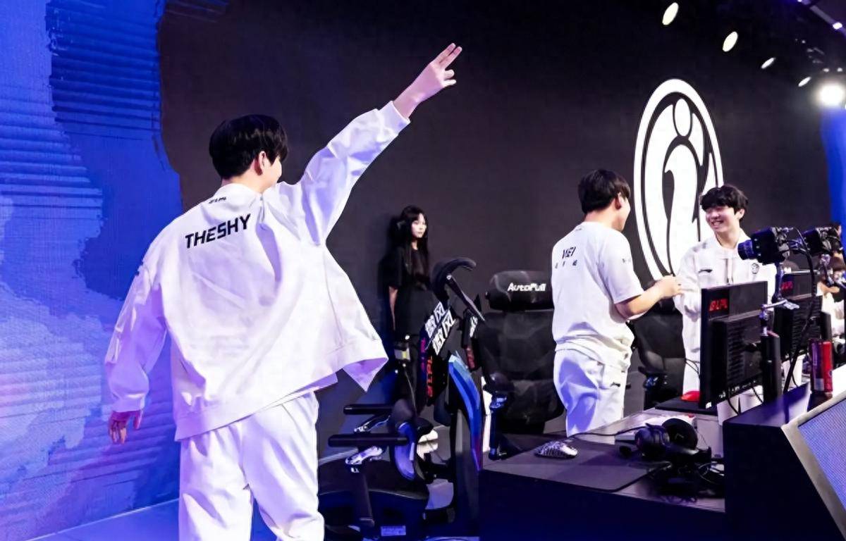 1WIN 转会名单三人组; 与HObbit和lattykk重建